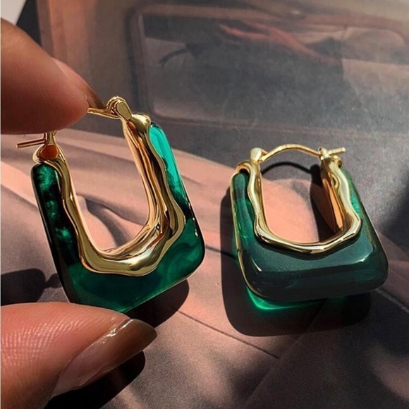 emerald green mini hoop earrings - Picture 4 of 7